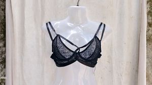 22V. Lace Strappy Bralette