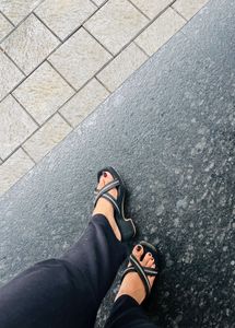 Stylish Black  Flip-Flops. heels for we