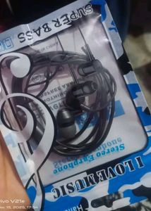 Black Wired Earphones 🎧
