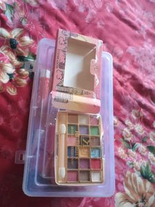 18 Color Eyeshadow Palette