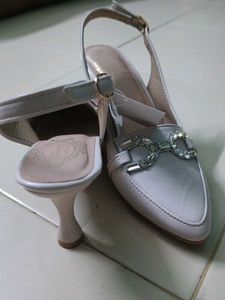 Elegant Slingback Heels with Crystal Embellishment