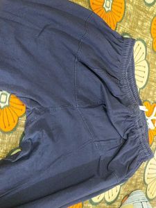 legging in navy blue colour