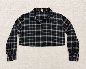 Checkered cropped shirt. 🖤♟️