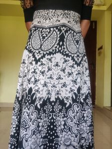 Black And White Floral Print Skirt 🖤🤍