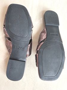 Pair Of Open Toe Flats (Metallic Purple))
