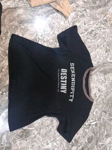 💗a black crop t shirt💗