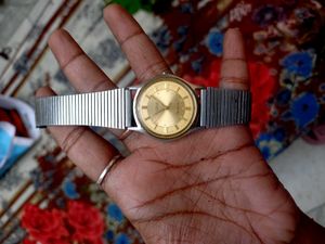 Vintage action quartz watch