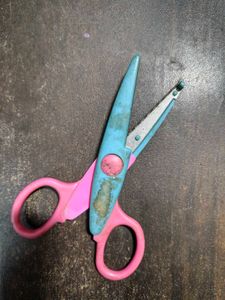 600 COINS ONLY ~ Zig zag Craft Scissors