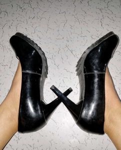 heels black colour