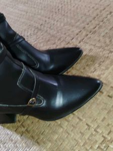 Chic Black Heeled Boots