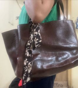 Chic Crocodile-Embossed Tote Bag