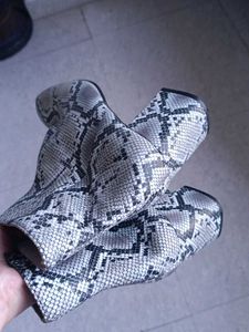 Stylish Snake Print Boots
