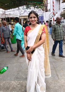 Elegant White &amp; Gold Saree whit red blause