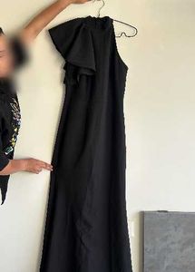 Chic Black One-Shoulder Ruffle Dress