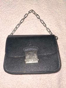 Chic Black Crossbody Bag with Chain Strap