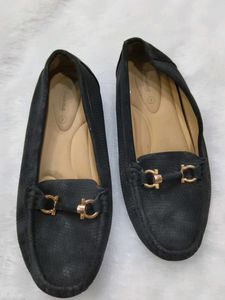Stylish Black Loafers with Gold Accent
