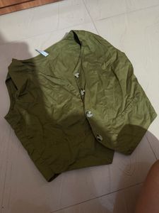 “This is an off-white co-ord set. It’s almost new,
