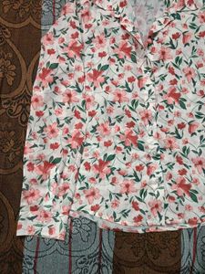 Chic Floral Print Button-Up Shirt