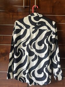 Stylish Black &amp; White Swirl Print Shirt