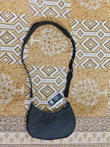 h&amp;m black sling bag
