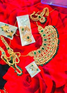 Exquisite Kundan &amp; Emerald Necklace Set