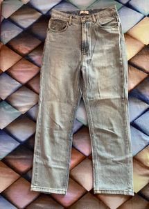 denim light blue jeans  model 5’7