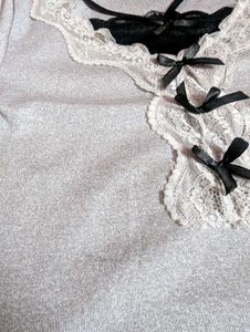 Conquette gray bow top with lace detailing 🤍🩶