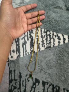 Elegant Gold Tone Necklace with Green Stone 😚