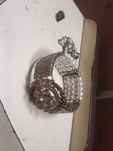 Exquisite Pearl and Crystal Bracelet