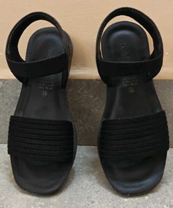 Comfortable Black Strap Sandals