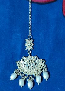 Elegant Maang Tikka with Pearls