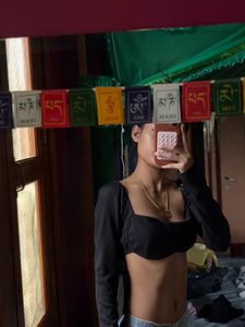 black long sleeve crop top