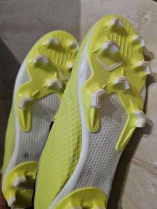 boys football shoes (one time used )8-10 Years