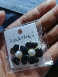 Stylish Black Flower Pearl Earrings