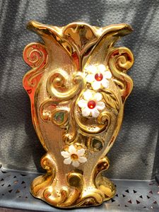 New Golden flower vase with flower motif