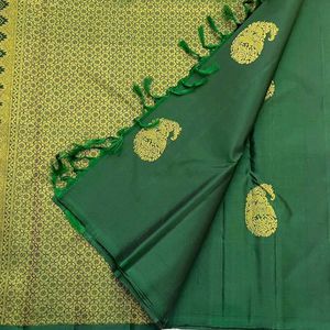 Elegant Green Saree with Paisley Motif