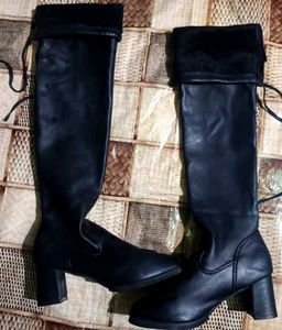 Chic Black Knee-High Boots