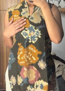 Unique Floral Print Sleeveless Kurta