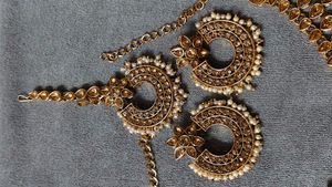 Stunning Gold Tone Necklace with Pearls