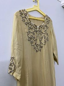 Partywear Kurta And Red Jhuttis Combo