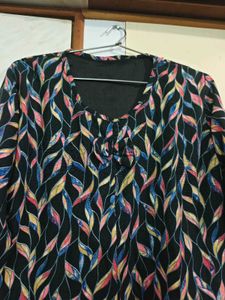 Vibrant Leaf Print Top 🎩