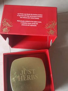 NEW TAG Luxe Hydrating Foundation