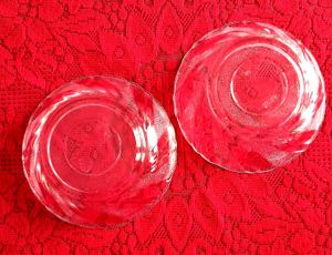 Set of 2 Clear Glass Swirl Design Saucers