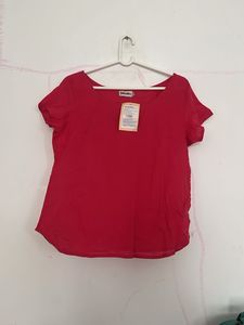 Chic Red Short-Sleeve Top
