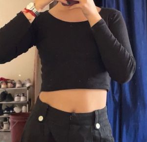 Black Long Sleeve Crop Top