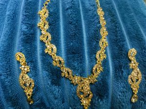 Exquisite Gold-Tone Necklace with Crystals