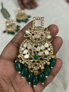 Elegant Kundan Maang Tikka & Earrings Set