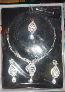 Stunning Crystal Necklace and Earring Set