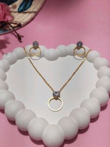 NEW Gold Tone Necklace and Earrings Set