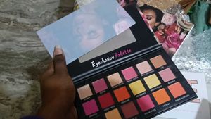 18 Color Eyeshadow Palette